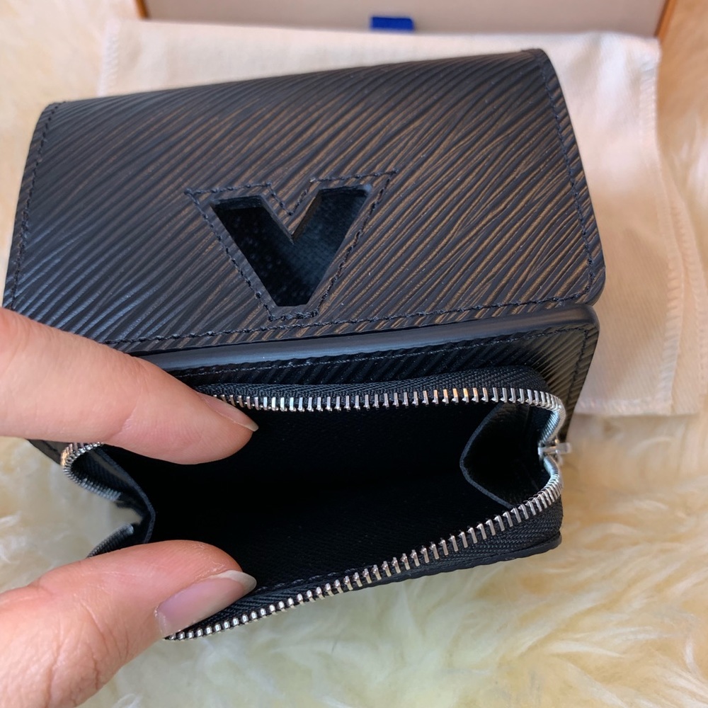 Not for sale*** Authentic Louis Vuitton compact - Picture 7 of 7